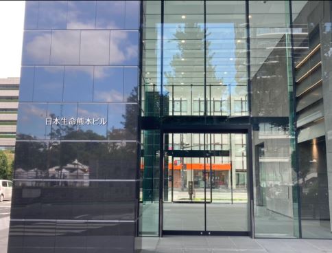 日本生命熊本ビルの桜町バスターミナル側入り口