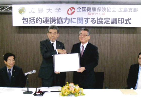 学長と支部長の握手