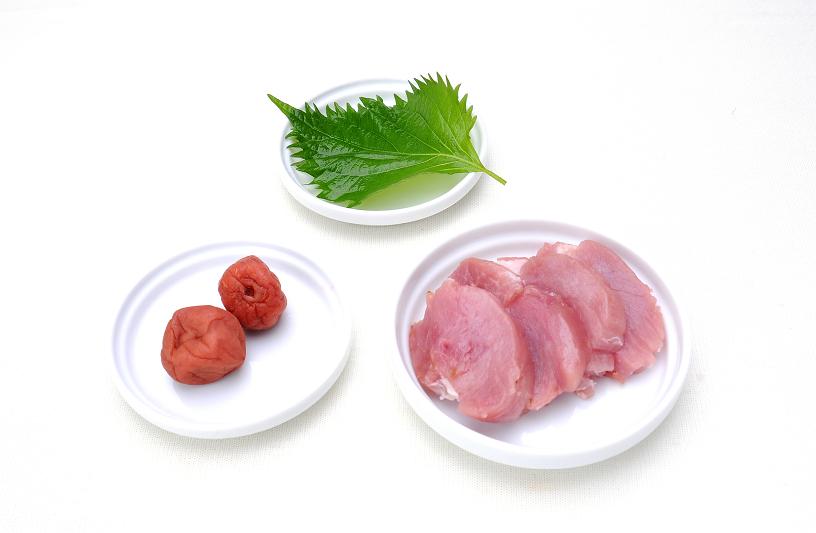 材料・豚ヒレ肉と梅とシソの画像