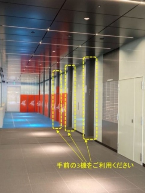 1階エレベーターホール写真。手前3機のエレベーターをご利用ください。